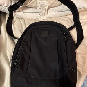 Pacsafe Metrosafe LS250 Black Anti-Theft Shoulder Bag
